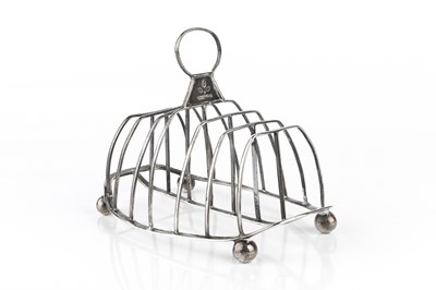 Lot 646 - A George III silver seven bar toast rack, with...