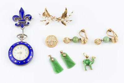 Lot 273 - A small collection of jewellery, comprising a...