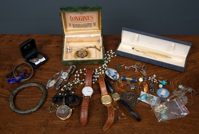 Lot 76 - A small quantity of costume jewellery and...