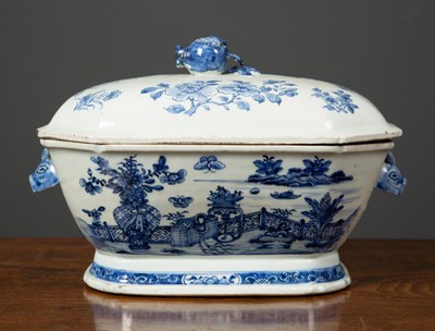 Lot 599 - An 18th century Chinese blue and white tureen...