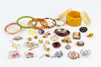 Lot 215 - A large collection of costume jewellery, to...