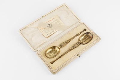 Lot 711 - A pair of silver gilt anointing spoons, for...