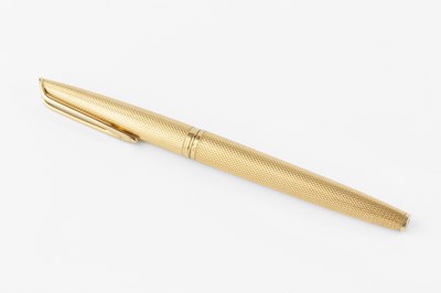 Lot 552 - An 18 carat gold fountain pen, with engine...