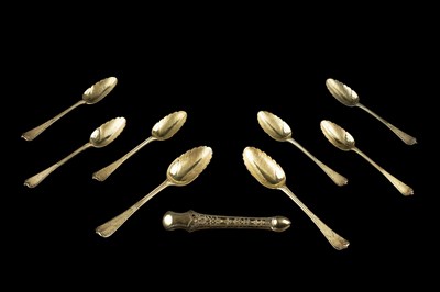 Lot 792 - A set of six William IV silver gilt dessert...