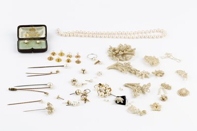 Lot 105 - A collection of pearl and cultured pearl...