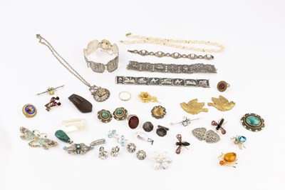 Lot 207 - A collection of jewellery and costume items,...