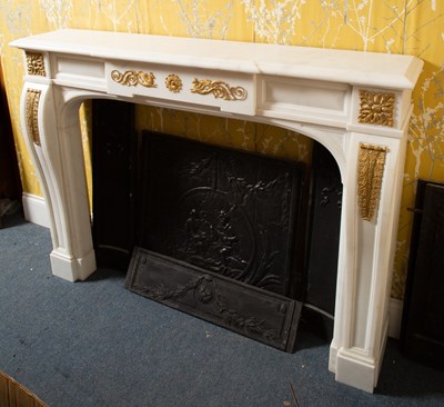 Lot 593 - An early 20th-century statuary marble chimney...