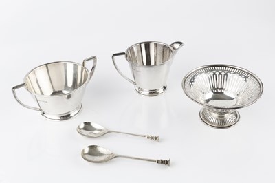 Lot 885 - A silver twin handled sucrier, and matching...