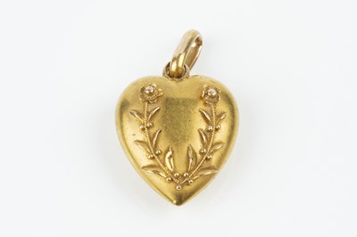 Lot 5 - A late Victorian 15ct gold heart pendant,...
