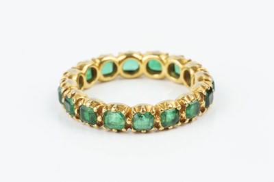 Lot 259 - A 19th century emerald full hoop eternity ring,...