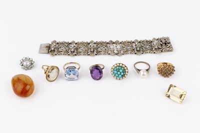 Lot 108 - A collection of jewellery, comprising a...