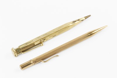 Lot 591 - A nine carat gold propelling pencil, with...