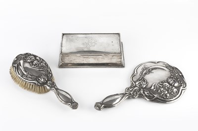 Lot 905 - A silver rectangular cigarette box, with...