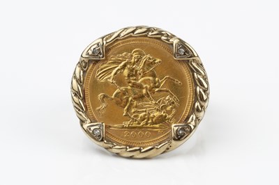 Lot 324 - A half sovereign ring, the Elizabeth II half...