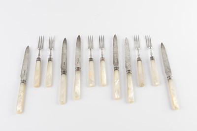 Lot 875 - A set of six Edwardian silver fruit knives and...