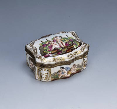 Lot 389 - Capo di Monte porcelain snuff box Italian,...