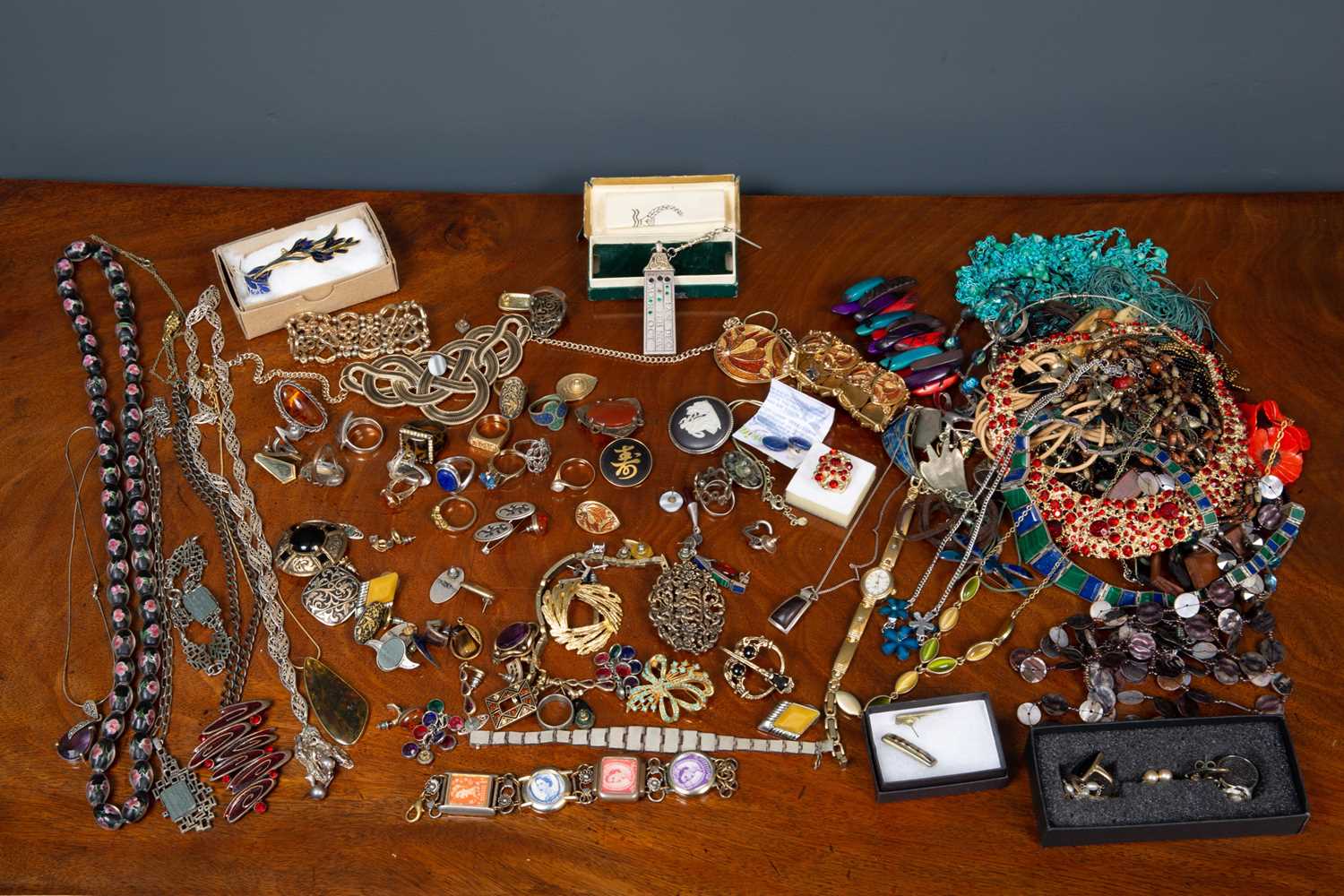 Lot 8 - A mixed collection of costume jewellery