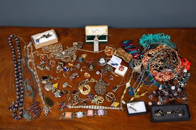 Lot 8 - A mixed collection of costume jewellery