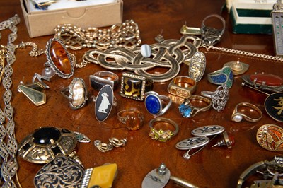 Lot 8 - A mixed collection of costume jewellery