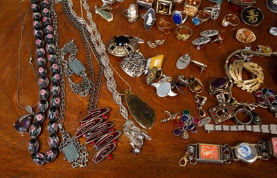 Lot 8 - A mixed collection of costume jewellery