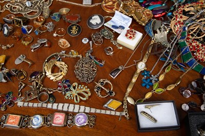 Lot 8 - A mixed collection of costume jewellery