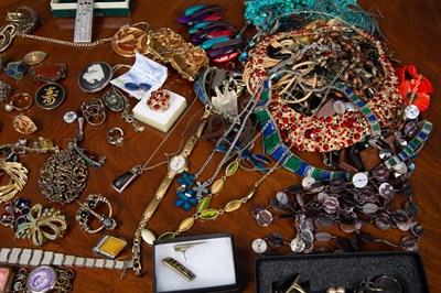 Lot 8 - A mixed collection of costume jewellery