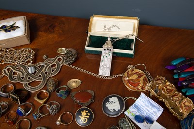 Lot 8 - A mixed collection of costume jewellery