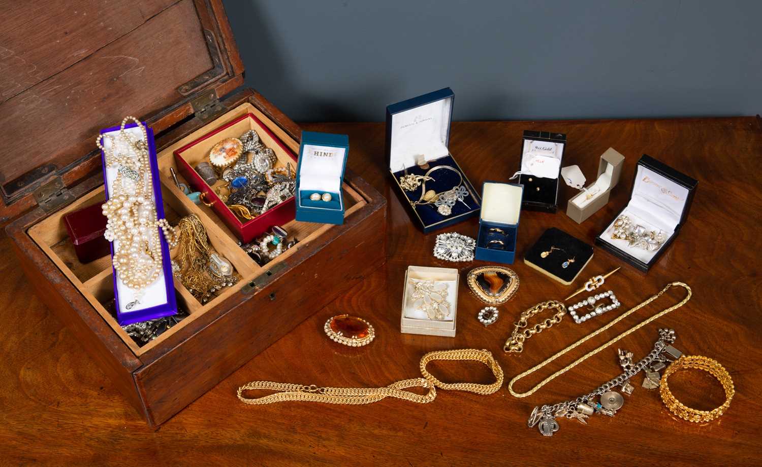 Lot 67 - A collection of jewellery and costume...