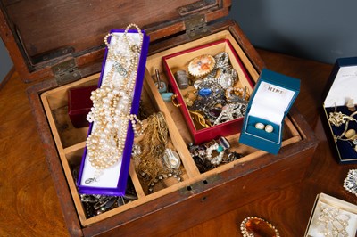 Lot 67 - A collection of jewellery and costume...