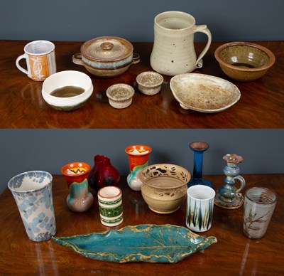 Lot 284 - A collection of vintage pottery to include a...
