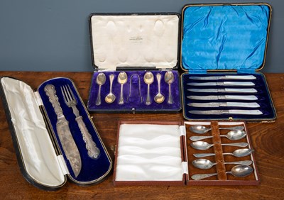 Lot 11 - A group of silverware to include a silver...