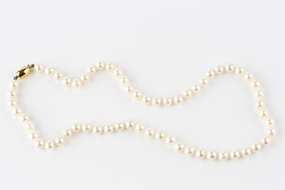 Lot 135 - A cultured pearl necklace, comprising a single...