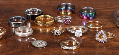 Lot 13 - A collection of jewellery to include 9 carat...