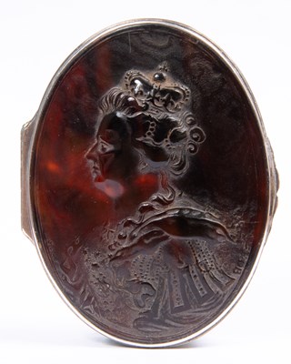 Lot 14 - A Queen Anne silver and tortoise shell snuff...