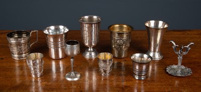 Lot 21 - A group of silver and white metal to include a...